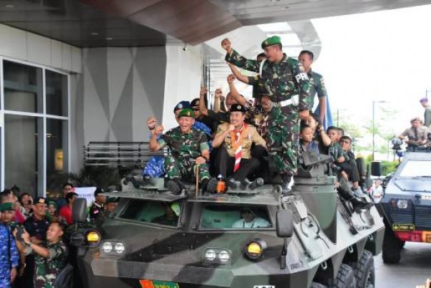 Gubernur Riau, Syamsuar saat menaiki kendaraan tempur Anoa milik TNI