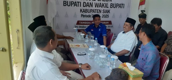 Ketua DPD PAN Siak Alfedri ambil formulir pendaftaran bakal calon Bupati Siak menghadapi Pilkada 2020 di kantor DPC Gerindra Siak (foto/Lin)
