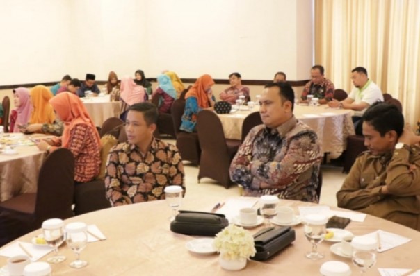 Ketua DPRD Kabupaten Siak Azmi, SE bersama Ketua DPRD Kab/Kota Se Provinsi Riau mengikuti pertemuan peran labolatorium dalam mendukung early warning system bencana lingkungan (foto/lin)