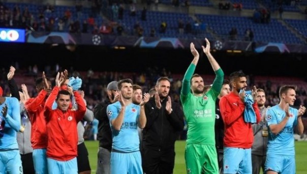 Pemain Slavia Praha merayakan hasil pertandingan setelah sukses menahan imbang Barcelona. Foto: int 