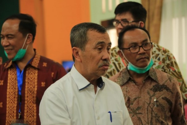Gubernur Riau, Syamsuar saat meninjau Posko Kesehatan dan Rumah Singgah