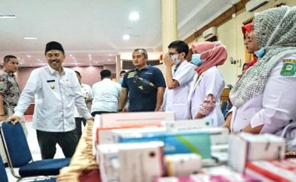 Gubernur Riau, Syamsuar saat melakukan tinjauan ke posko pelayanan kesehatan