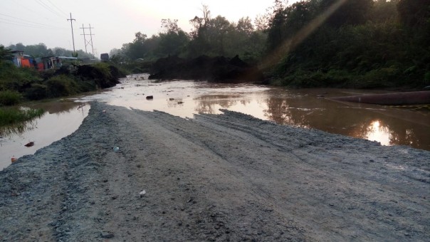 Satu Unit Mobil Truk Tronton terjebak di jalan ambles di jalan Lintas Siak-Buton Simpang Empat Pusaka Kampung Dosan Kecamatan Pusako Kabupaten Siak (foto/Lin)