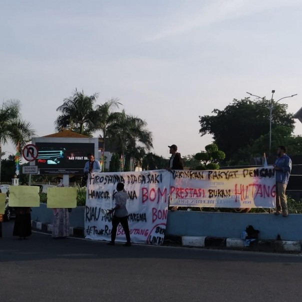 Belasan mahasiswa tuntut Gubernur Riau Syamsuar jangan berhutang (foto/Riki)