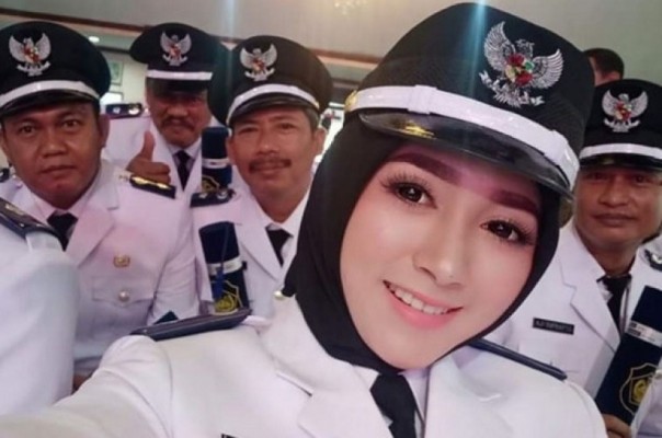 Kades Kedungkumpul cantik Angely Emitasari