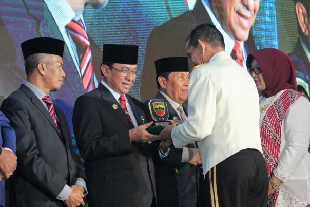 Bupati Kabupaten Indragiri Hilir (Inhil), HM Wardan menerima penghargaan dari Komando Daerah Militer (Kodam) I/Bukit Barisan (foto/Rgo)