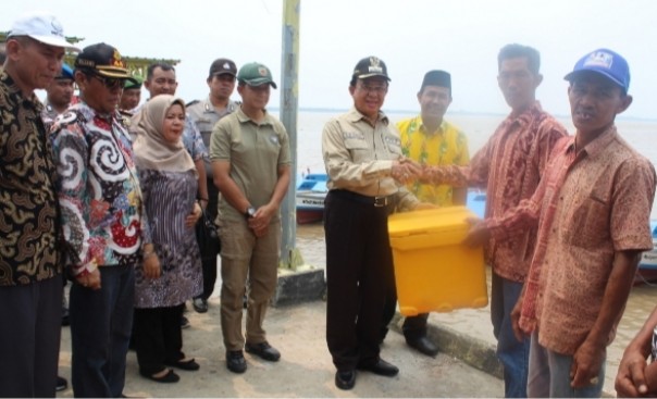 Pemerintah Kabupaten Indragiri Indragiri Hilir (Inhil) memberikan bantuan bagi kelompok nelayan di Kelurahan Sapat, Kecamatan Kuala Indragiri (foto/Mad)