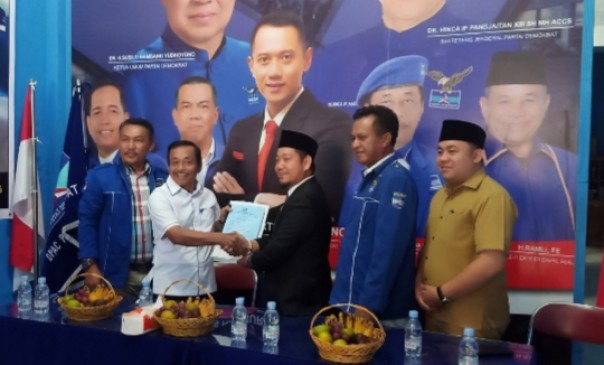 Ketua DPRD Pelalawan Adi Sukemi mengembalikan formulir pendaftaran penjaringan Bakal Calon Bupati Pelalawan Pilkada 2020 (foto/ardi)