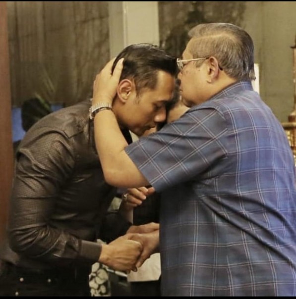 Agus Harimurti Yudhoyono mengunggah foto saat dia sedang dicium oleh sang ayah Susilo Bambang Yudhoyono