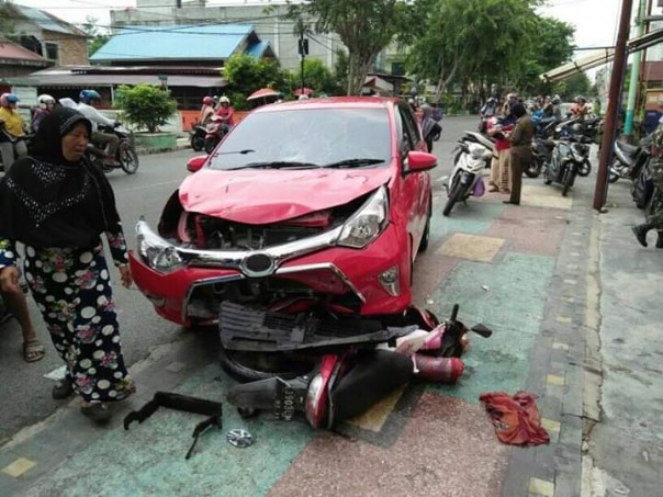 Satu unit mobil merk Toyota Calya BM 1139 EJ dengan melibatkan satu unit sepeda motor merk Suzuki Titan BM 3903 DN mengalami kecelakaan lalulintas (foto/Hari)