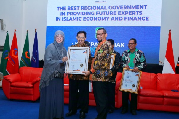 Pemerintah Kabupaten Siak menerima penghargaan dari Tazkia Islamic University College (Institut Agama Islam Tazkia) kategori Jauhar (foto/Lin)