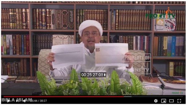 Imam Besar FPI, Habib Rizieq Shihab saat memperlihatkan surat pencekalam terhadap dirinya yang beredar di Youtube