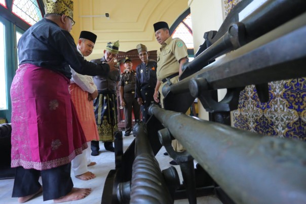 Bupati Siak Alfedri sambut kedatangan Jampidsus Kejagung RI Ari Toegarisman di Istana Siak (foto/Lin)