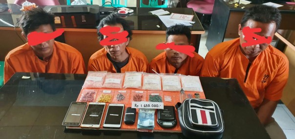Satresnarkoba Polres Inhil meringkus empat orang pelaku tindak pidana narkotika jenis sabu-sabu dan pil ekstasi di Kecamatan Reteh (foto/Rgo)