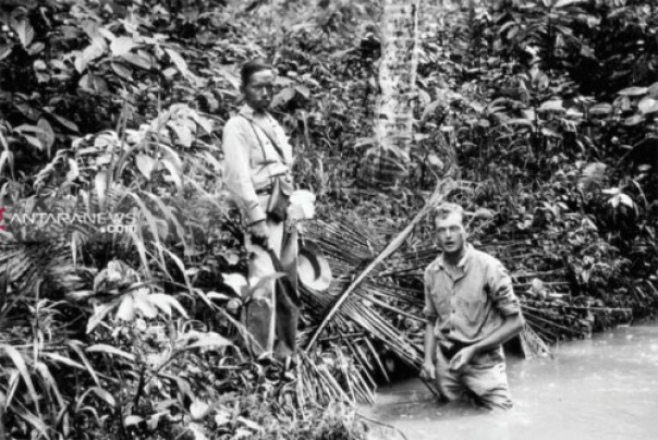 Richard H Hopper (kanan) saat melakukan eksplorasi minyak di Riau. (Dok. PT Chevron Pacific Indonesia)