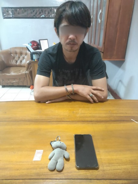 Tim unit Reskrim Polsek, Kecamatan Mandau, Kabupaten Bengkalis meringkus satu orang pelaku tindak pidana narkotika jenis sabu-sabu (foto/Hari)