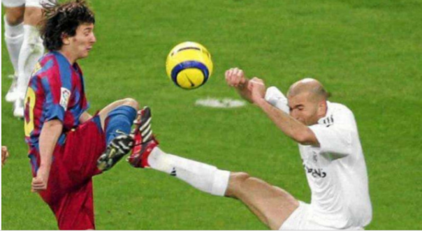 Foto yang memperlihatkan Lionel Messi terlibat duel dengan Zidane yang ketika itu masih menjadi pemain Real Madrid. Foto: int 