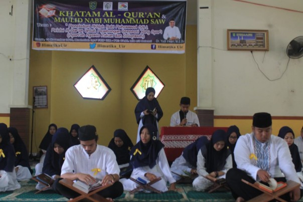 Mahasiswa Matematika UIR Gelar Khatam Quran dan Peringatan Maulid Nabi