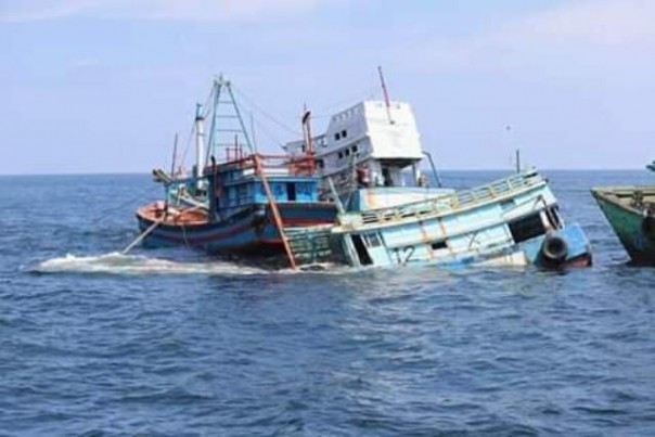 Kapal asing yang ditenggelamkan karena ketahuan mencuri ikan di perairan Indonesia. Sanksi ini berlaku saat masa Menteri Susi Pudjiastuti. Foto: int  