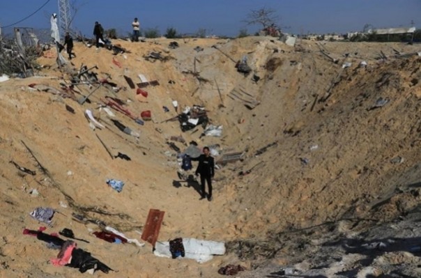 Serangan rudal hang ditembakkan pesawat Israel meninggalkan lubang besar mirip dihantam meteor (foto/int)