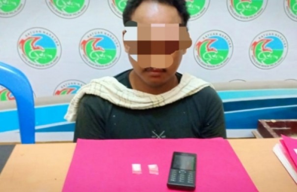 Pria paruh baya dikenal julukan Kribo ditangkap polisi Pelalawan karena bawa dua paket sabu (foto/int)