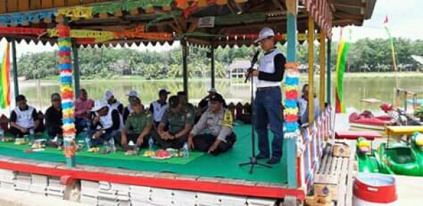 Bupati Kuansing Mursini buka festival Danau Sungai Sorik Kecamatan Kuantan Hilir Seberang yang telah ditetapkan dalam Calender Of Event (COE) Pariwisata Kuantan Singingi (foto/Zar)