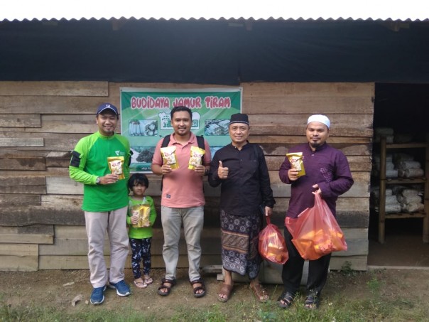 Dompet Dhuafa (DD) Riau menyalurkan zakat yang berhasil dihimpun kepada mustahiq zakat yang tergabung dalam kelompok usaha rumah tangga Roemah Jamur Tiram Alam Panjang sebagai modal usaha (Foto: Istimewa)