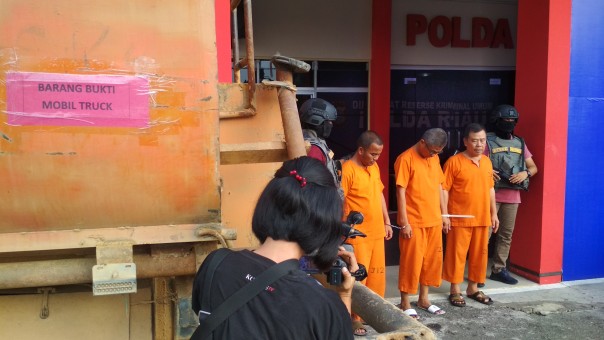 Lima pelaku ilegal taping PT CPI diringkus Polda Riau. (Foto. Amri)