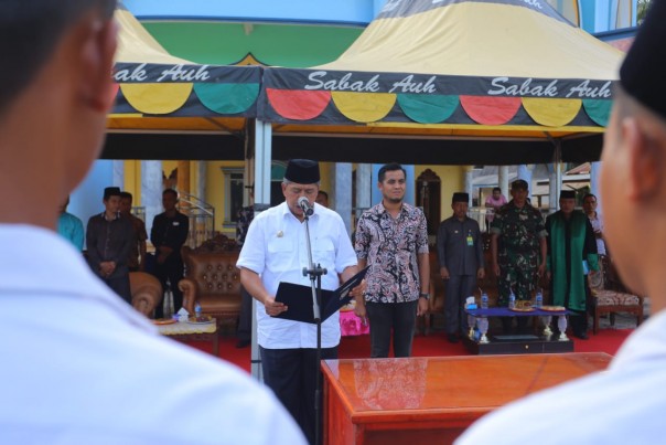 Bupati Siak Alfedri melantik Badan Permusyawaratan Kampung Kecamatan Sabak Auh di Kampung Sungai Tengah (foto/Lin)