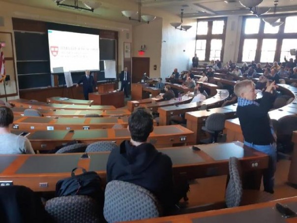 Suasana di salah satu ruangan kuliah umum Kampus Harvard yang tampak sepi saat Dubes Israel hendak memberikan kuliah umum. Foto: int 