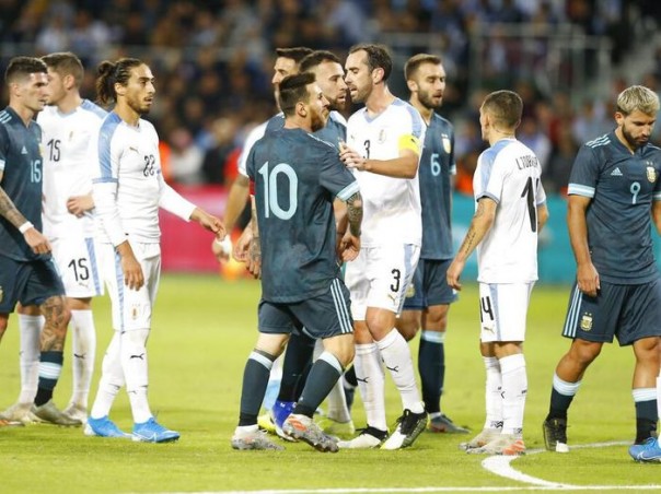 Edinson Cavani nyaris berkelahi dengan Lionel Messi di laga Uruguay dengan Argentina (foto/int)