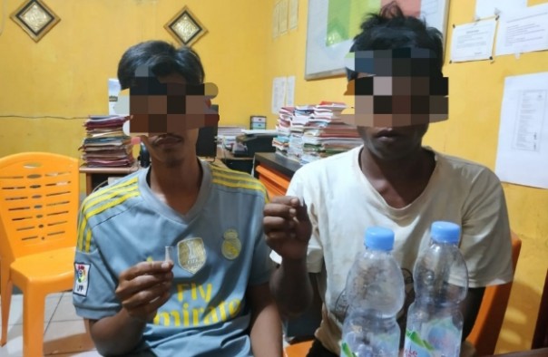 Jajaran Polsek Kecamatan Bukit Batu, Kabupaten Bengkalis menangkap dua orang pelaku tindak pidana narkotika (foto/Hari)