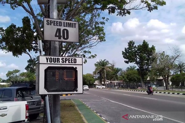 Rambu peringatan dan panel penunjuk kecepatan kendaraan di Komplek PT Chevron Pacific Indonesia di Rumbai, Kota Pekanbaru, Riau.