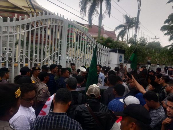 Tolak Kenaikan Iuran BPJS Kesehatan Mahasiswa Demo di Depan Kantor DPRD Riau