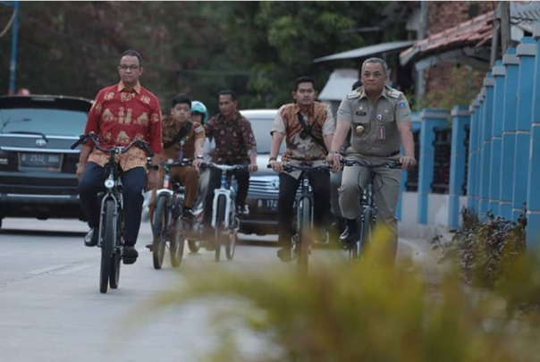Gubernur DKI Jakarta, Anies Baswedan melepas tangannya saat tengah bersepeda (Foto: IG Anies Baswedan)