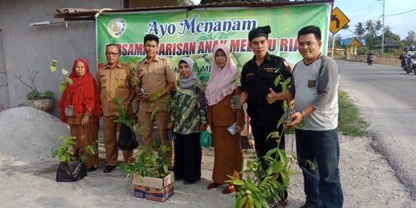 Barisan Anak Melayu (BAM) Riau Kabupaten Bengkalis, Rabu 20 November 2019 serahkan sekitar 500 batang bibit diantaranya, Matoa, Jengkol, Petai dan Nangka (foto/Hari)
