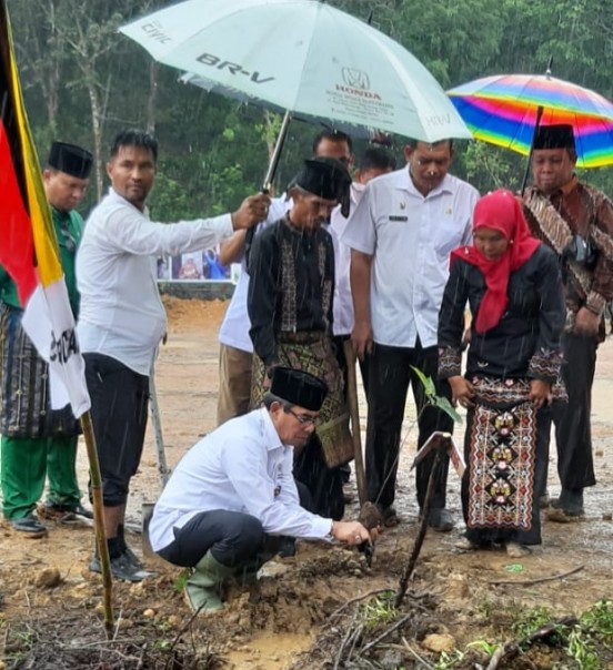 Bupati Kuantan Singingi (Kuansing) Mursini, MSi melakukan launching Bumdes Koben Makmur Desa Koto Benai Kecamatan Benai (foto/Zar)