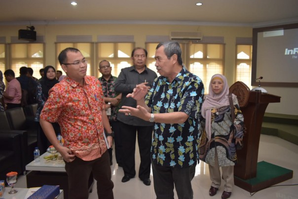 Rektor Unilak saat berbincang dengan Gubernur Riau H. Syamsuar