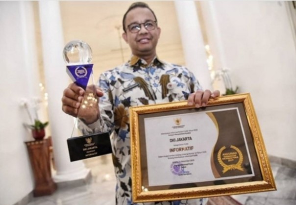 Anies Baswedan memegang penghargaan Keterbukaan Informasi Publik 2019 untuk Pemprov DKI Jakarta (foto/int)