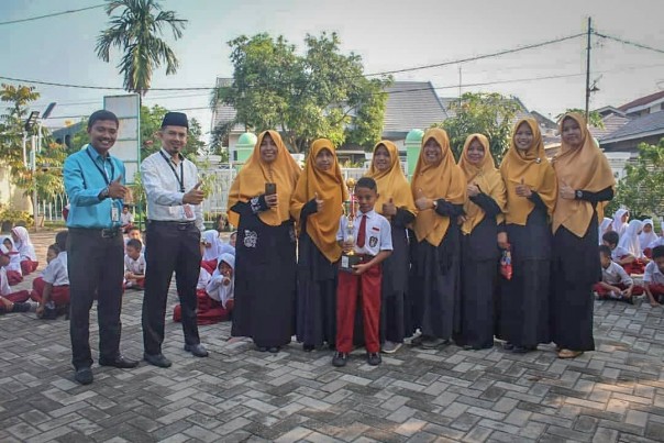 Siswa SD Juara Pekanbaru jadi top score di lomba Al-Azru Cup 2019 memperebutkan Piala Walikota Pekanbaru (foto/ist)