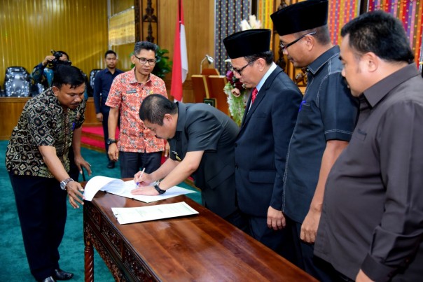 Dewan perwakilan rakyat daerah (DPRD) kabupaten Bengkalis teken MoU KUA-PPAS APBD Kabupaten Bengkalis tahun 2019 (foto/Hari)