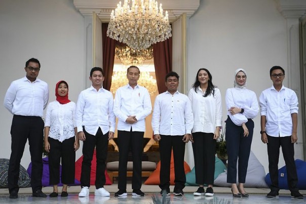 Presiden Jokowi bersama tujuh staf khusus presiden milenial