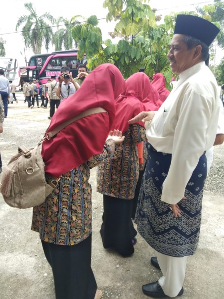 Bupati Siak Alfedri secara resmi melepas keberangkatan rombongan Kafilah kabupaten Siak, untuk mengikuti Musabaqah Tilawatil Quran (MTQ) tingkat Provinsi Riau ke XXXVIII di Kampar (foto/Lin)