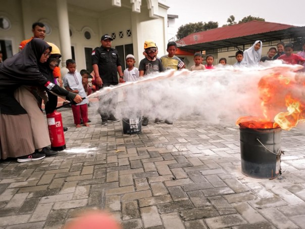 Rumah Zakat Action memberikan edukasi dan simulasi kebencanaan di SD Juara Pekanbaru Jalan Lega Sari (foto/ist)