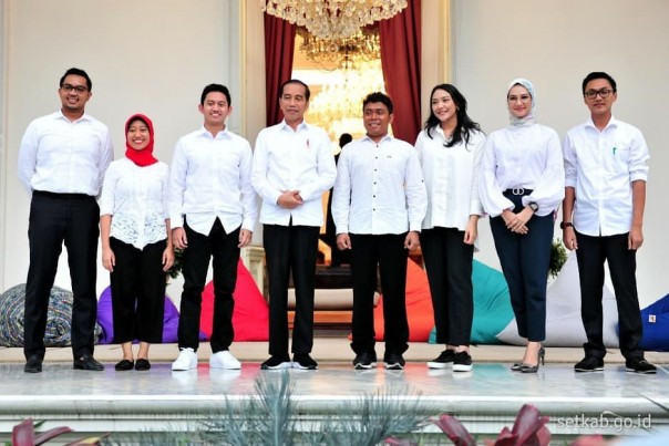 Presiden Joko Widodo bersama staf khusus presiden milenial