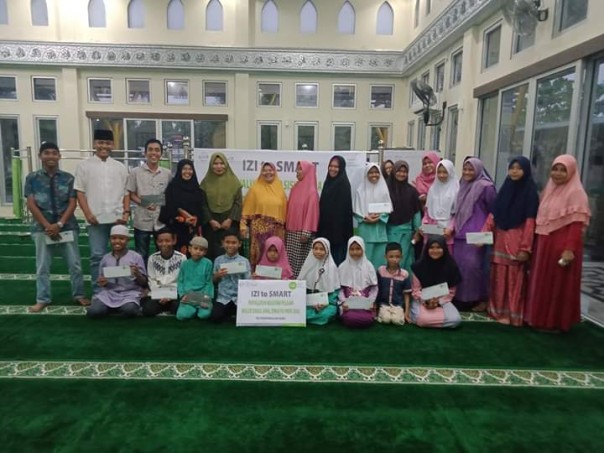 IZI Perwakilan Riau menyalurkan beasiswa pelajar di Mesjid Darul Amal Dinas PU Provinsi Riau (foto/ist)
