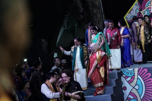 Anies Baswedan saat menikmati kemeriahan Festival Deepavali 