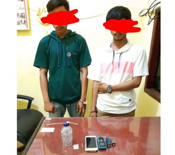 AG dan EP, dua pemuda Pelalawan ini, ditangkap polisi, saat sedang mengkonsumsi narkoba sabu, di sebuah Wisma di Pangkalan Kerinci (foto/Ardi)
