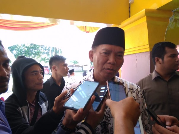 Wali Kota Pekanbaru, Firdaus sampaikan pesan Mendikbud Nadiem Makarim ke guru usai upacara HUT ke-74 PGRI dan Hari Guru Nasional di lapangan Mal Pelayanan Publik (foto/riki)
