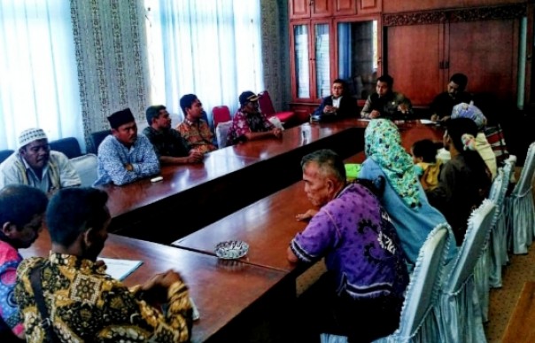 Puluhan perangkat Desa dan tokoh masyarakat Desa Bukit Kesuma Kecamatan Pangkalan Kuras, sampaikan aspirasi ke DPRD Pelalawan (foto/Ardi)